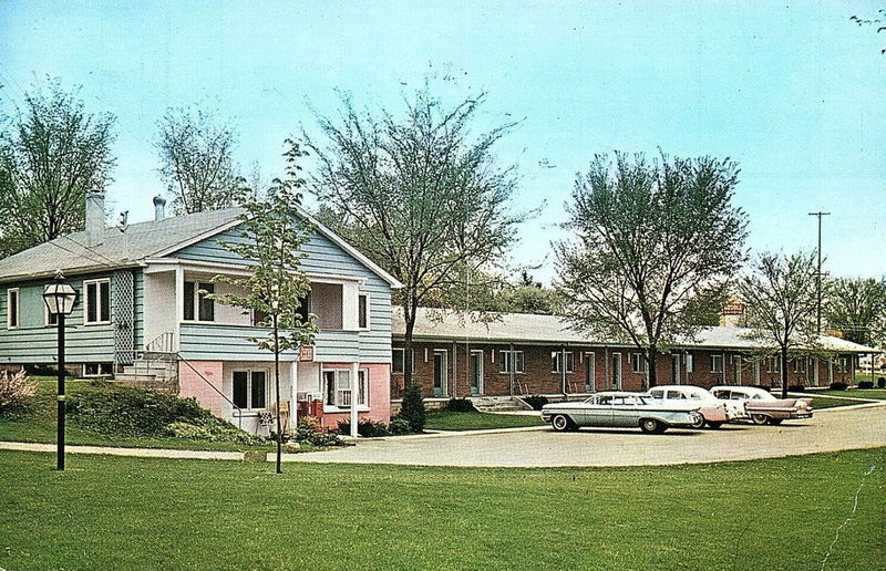 Motel Jackson - Vintage Postcard (newer photo)